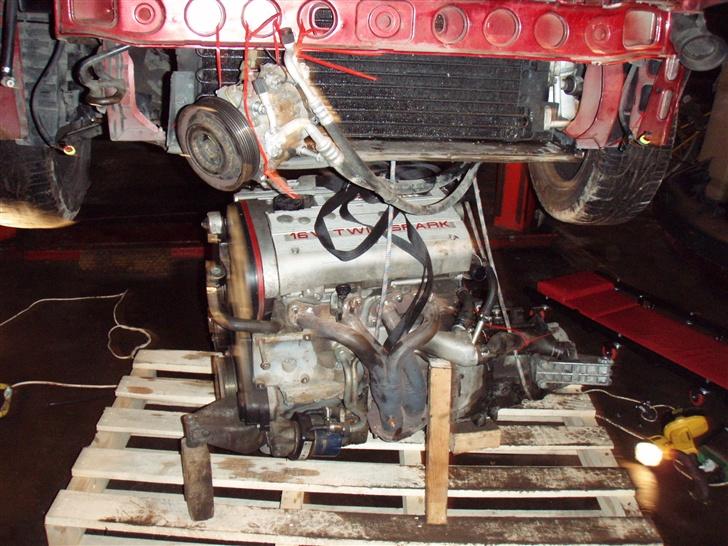 Alfa Romeo 146 2.0TI -SOLGT - Motor på vej ud af "doner" bil billede 10