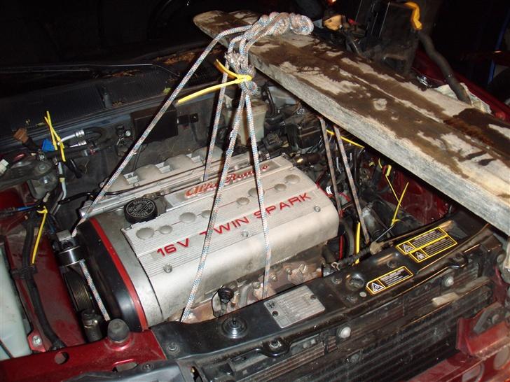 Alfa Romeo 146 2.0TI -SOLGT - Motor på vej ud af "doner" bil billede 11