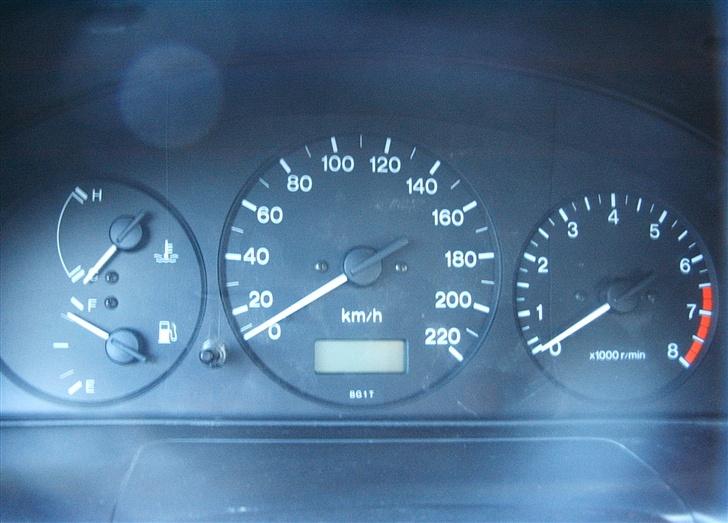 Mazda 323 BA Sedan Solgt billede 11