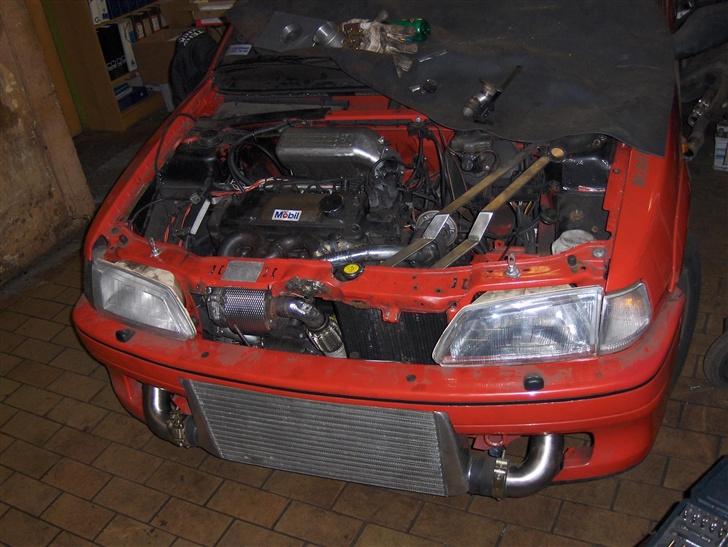 Peugeot 106 Rallye Twinturbo - Under ombygning, wastegaten kan man lige ane under tændspolen. billede 6