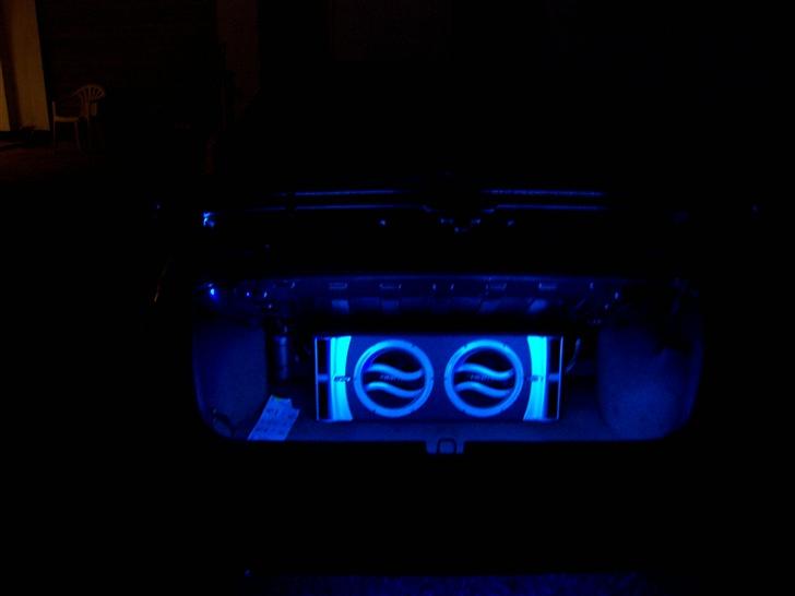 Opel Kadett Cab Solgt - Anlæget bygget i bagagerummet med blå neonrør billede 7