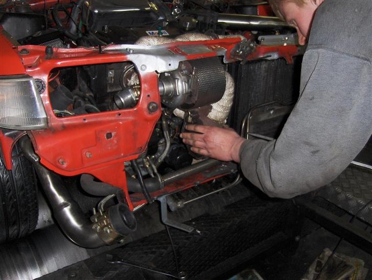 Peugeot 106 Rallye Twinturbo - Udskiftning af nederste turbo lader på rullefelt, da skovlhjulene blev smadret under forsøg med ændret vinkel på "wategate" bladene. billede 14