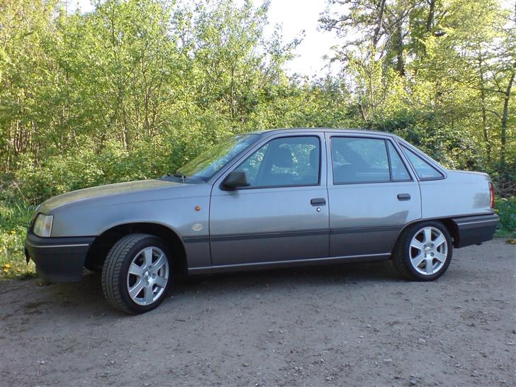 Opel Kadett E. Sedan. (SOLGT) - En tur i det grønne med sommerfælgene på ;-) billede 19