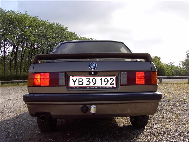 BMW 320i ( SOLGT ) E30,er - Nyt hækskørt og Hartge hækspoiler billede 6