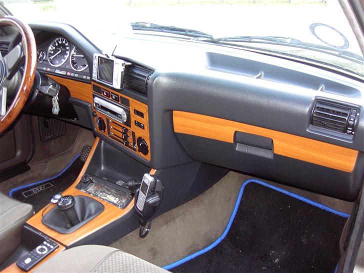 BMW 320i ( SOLGT ) E30,er - Hjemmelavet trælook indbygget telefon og GPS billede 8