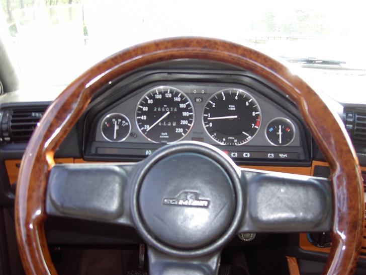 BMW 320i ( SOLGT ) E30,er - Kromringe i instrument og AC Schitzer rat billede 10