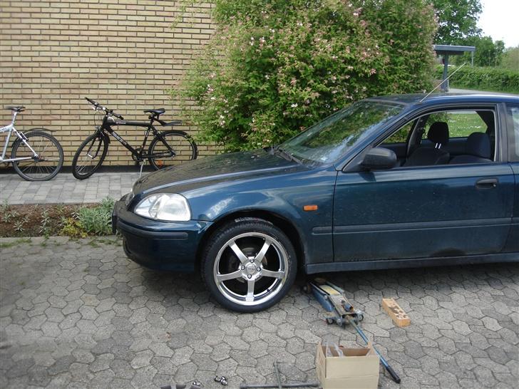 Honda Civic 1.4 iS SOLGT - de nye fælge der lige skal prøves på kommer fast på når jeg får mit kørekort.. billede 8