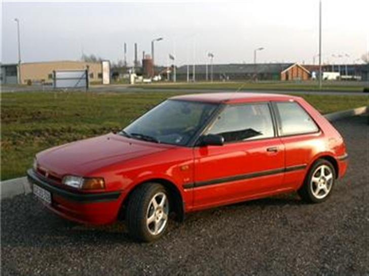 Mazda 323 lx solgt - beklager meget at der ikke er flere billeder men det fuckede helt op skal nok prøve at sætte flere ind  billede 1