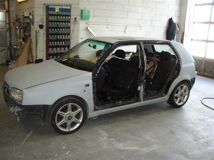 VW golf3 Rollingstones SOLGT - Så er bilen skilt af og klar til at blive dækket af.. billede 2