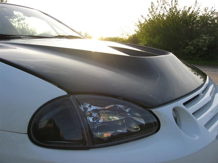 Honda CRX Delsol 1,6VTi SOLGT - Closeup af Carbonhjelmen og de mørkeforlygter billede 5