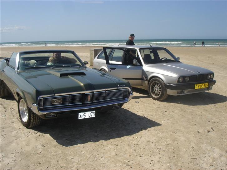 BMW 320i E30 Touring solgt - hehe mig og brormand.. det så godt ud da han kastede den rundt billede 15