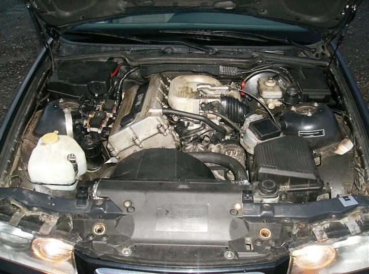 BMW 318is e36 - Den nye is motor :P Dog er den noget beskidt :) billede 9