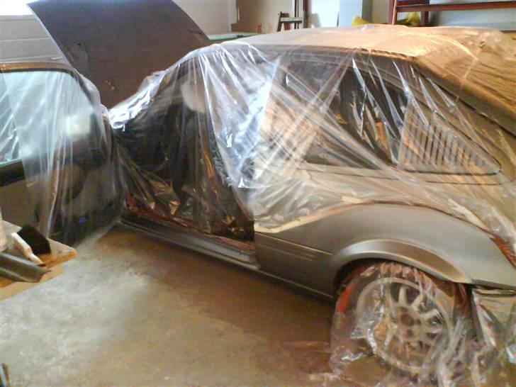 Opel kadett e "død" - opdateret den 24.marts. slebet skærm + panel, givet grunder med rustbeskyttelse og derefter malet billede 13