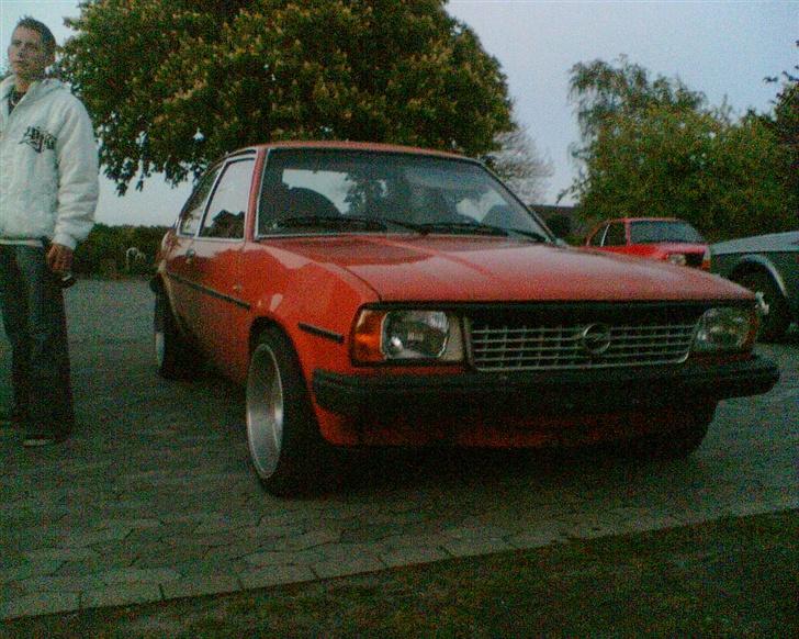 Opel Ascona B RATLOOK SOLGT - så kom fælgene på foran.. de er skide fede til bilen de fælge.. billede 7