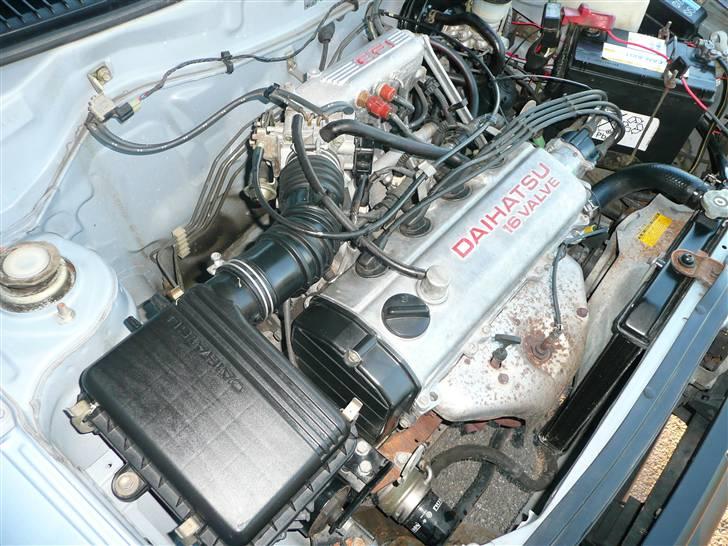 Daihatsu Charade G112 1.6i 16V DeTomaso CXF 4WD - HC-E motor 1.3i 16V - Se sådan skal et motorrum se ud når bilen ikke har kørt 100.000 Km. billede 6