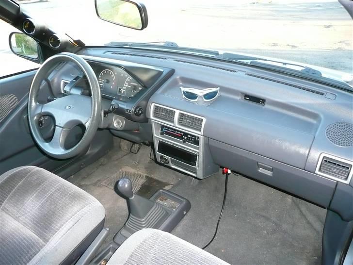 Daihatsu Charade G112 1.6i 16V DeTomaso CXF 4WD - Den elers kedelige kabine er blevet frisket op med luftindtag i sølv metallik og Ure i A stolpen som måler Olie temeratur og Brændstof/luft blanding. billede 7