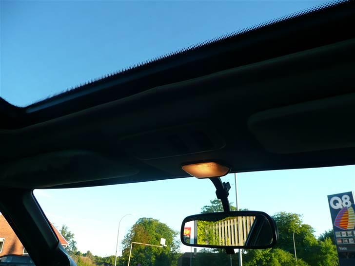 Daihatsu Charade G112 1.6i 16V DeTomaso CXF 4WD - Flot udsigt ikke kun frem og tilbage og til siderne, men også opad mod den flotte blå himmel billede 15