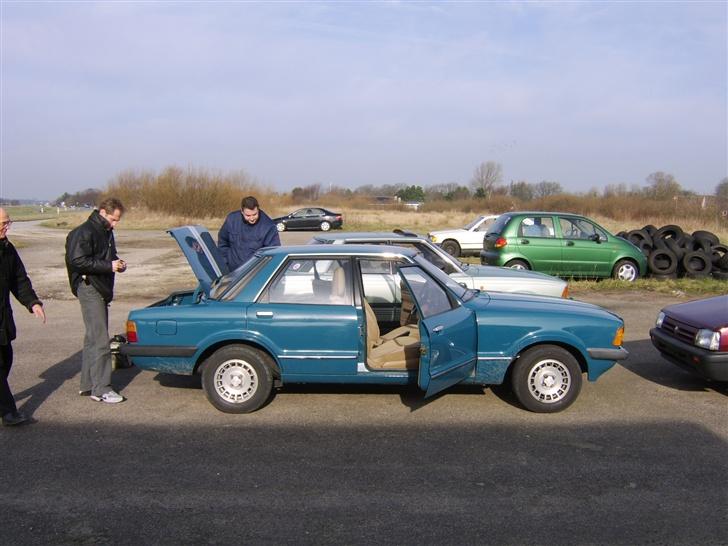 Ford Taunus 2,3 Ghia S "Solgt" - 17. februar 2007. Den blå skifter ejer og kommer "hjem". Her med de oprindelige originale alu-fælge, der er i ekstrem god stand.  billede 3