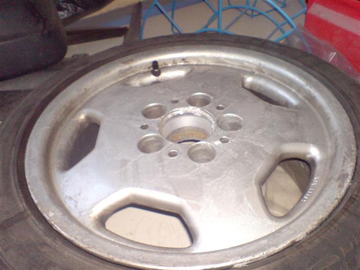 Mercedes Benz 190D **Byttet Væk** - Jeg er ved sliber dem ned og så er planen at de skal lakkeres blank sorte...  billede 7