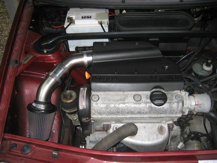 Skoda Felicia II - Så kom K&N-filteret på. billede 17