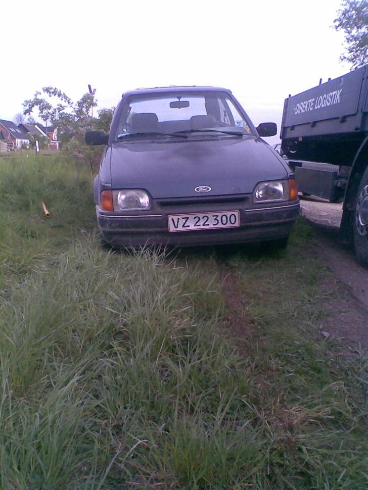 Ford escort ` R.I.P 07/08-07 - min nye holdeplads godt gemt bag min firma vogn hehe billede 12