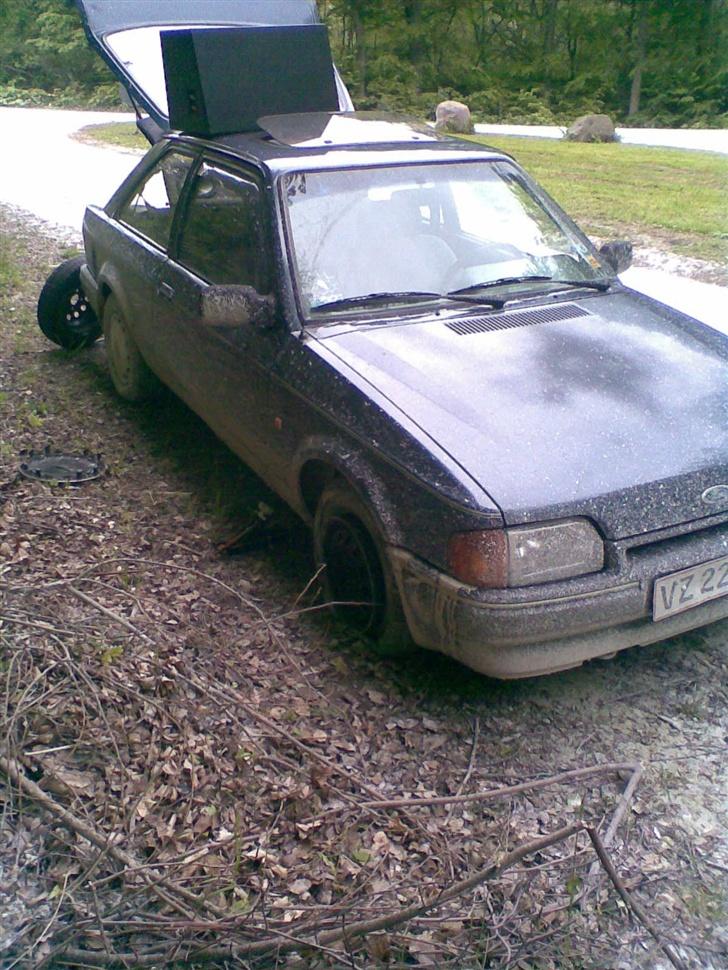 Ford escort ` R.I.P 07/08-07 - de såkalde tyrker vendinger er ikk så godt med halvflade dæk på en kalk vej. det kostede mig et nyt dæk og fælg billede 15