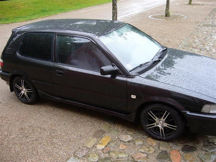 Toyota corolla SOLGT :) - Så fik bilen endelig sin sideskørter på igen! billede 12