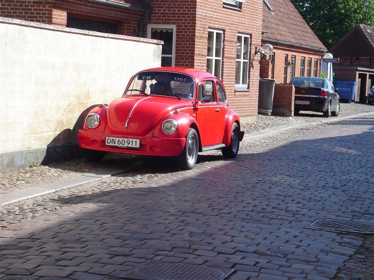 VW bobbel 1303 *SOLGT* - ej det ser jo godt ud en gammel bil, ned af den gammelvej inde i ringkøbing billede 10