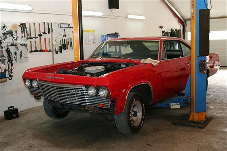 Amerikaner Chevrolet Impala 2d coupé - 22.04.07: Så kom jeg endelig i gang med renoveringen, her demonteres fronten billede 6