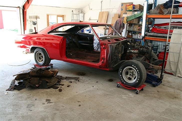 Amerikaner Chevrolet Impala 2d coupé - Ud med det gamle rådne gulvtæppe samt underlag, nyt kommer alligevel i billede 12