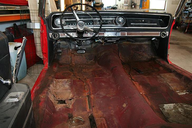 Amerikaner Chevrolet Impala 2d coupé - Så er tæppet+underlag kommet ud og et par gode rusthuller er kommet til syne i bunden. Hele bunden bliver udskiftet billede 14