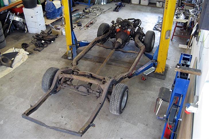 Amerikaner Chevrolet Impala 2d coupé - 4 mand skulle der til at løfte karrossen af rammen, her kom det skandaløse forsøg på at reparere en ramme endelig til syne.... billede 17