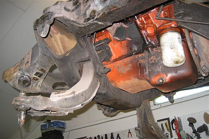 Amerikaner Chevrolet Impala 2d coupé - Sidste adskillelse her er bærearme og motor, så står rammen klar til at blive repareret ordenligt billede 18