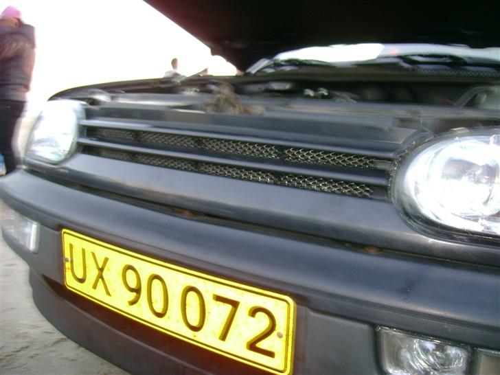 VW Golf III 1.9 GTD (Solgt) - Emblem fri front med gitter monteret.. billede 4