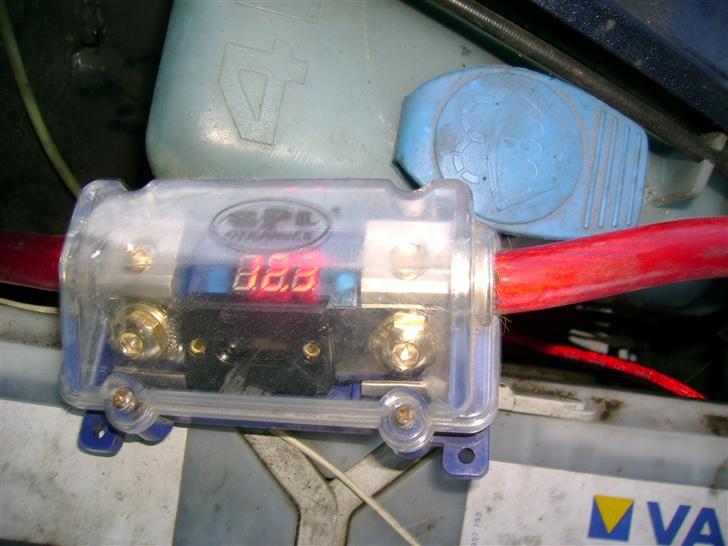 VW Golf III 1.9 GTD (Solgt) - Her ses min sikringsholder med strømindikator og 300Amp. Sikring. Der går50m2 kabel til batteri i reservehjulskassen. 2 Batterier ialt. billede 8