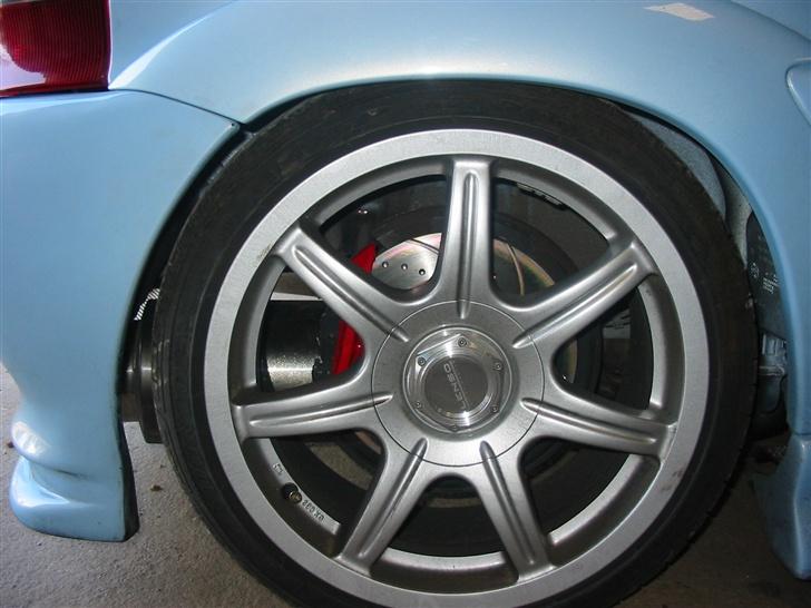 Citroën Saxo 1,6 16v VTS Babyblå  - EBC rillede skiver og rødmalede kalibre, bagpotte ses bag fælgene billede 6