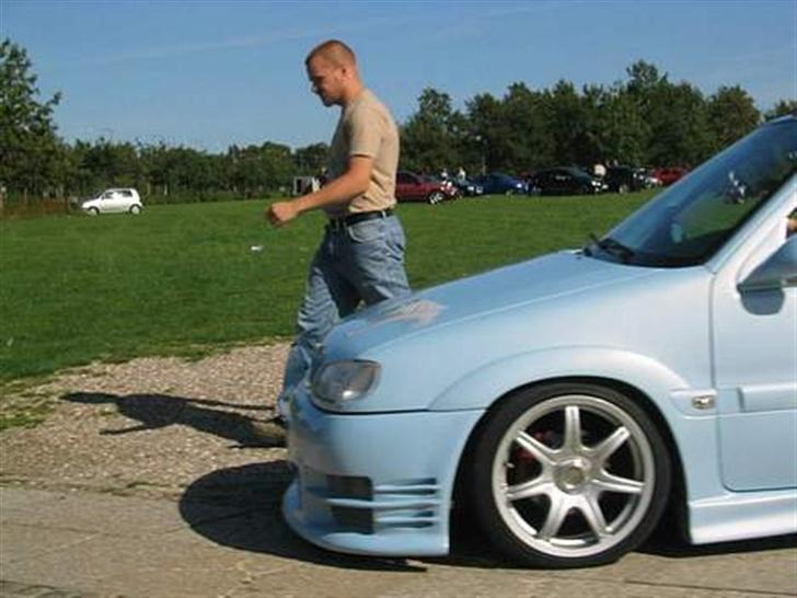 Citroën Saxo 1,6 16v VTS Babyblå  - Min kammerat måtte ud for at se om fronten støder på noget billede 17