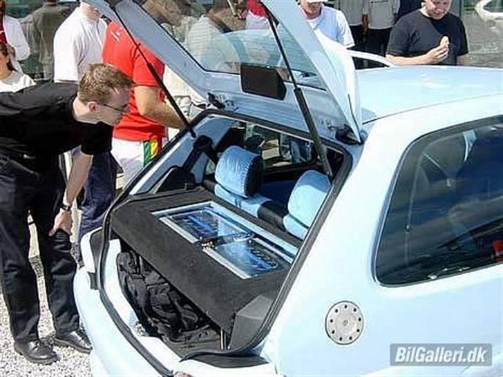 Citroën Saxo 1,6 16v VTS Babyblå  - Hjemmelavet hattehylde med 2 stk VDO forstærker, foto taget ved Saxo træf 2003 billede 18