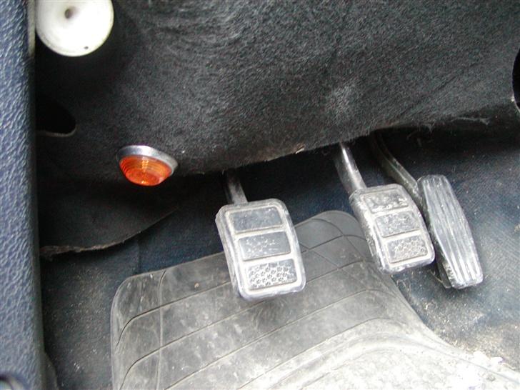 Volvo 245 Turbo (SOLGT) - En lille orange lampe i bunden af bilen :)  billede 15