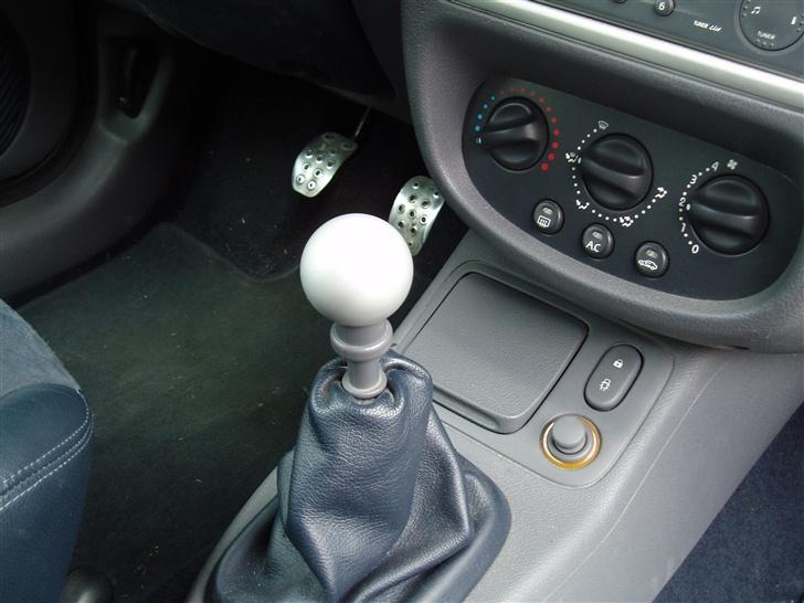 Renault clio2.0 16v sport (solgt) - aircon, aluknop og alupedaler, bilen er født med disse. billede 8