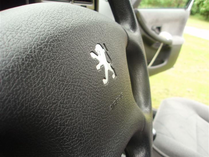 Peugeot 306 2,0 HDi "Løven" SOLGT - Løven er med overalt! Det fine rat! :) billede 9