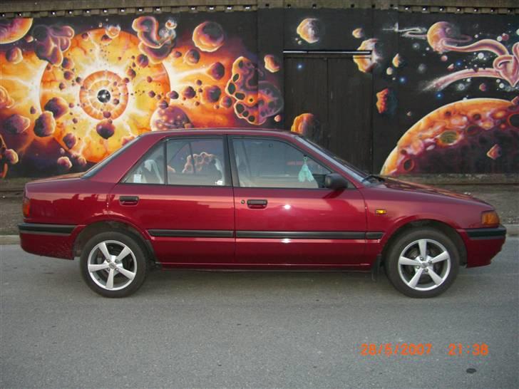 Mazda    323 SOLGT  2011 billede 1