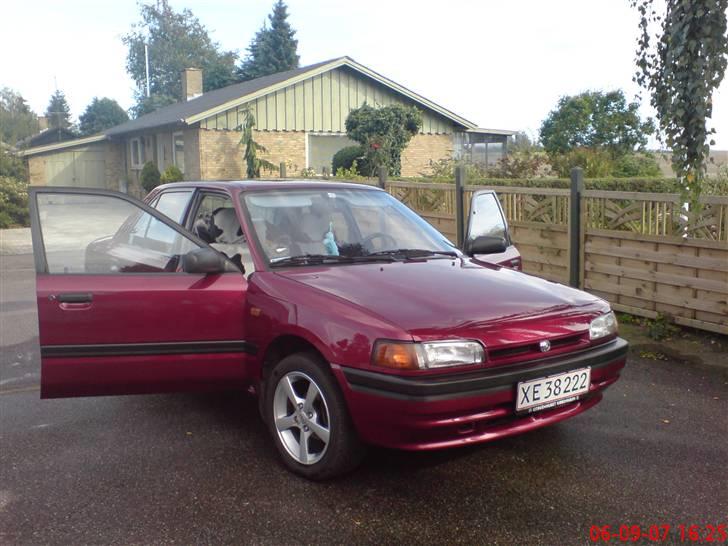 Mazda    323 SOLGT  2011 billede 2