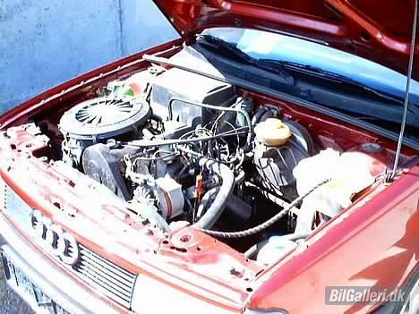 Audi 80 - Et kig til motorrum billede 9