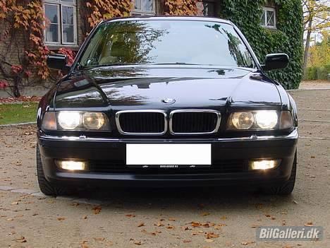 BMW 740 - Sand Jensen - Står på nummerpladeholderen. billede 1