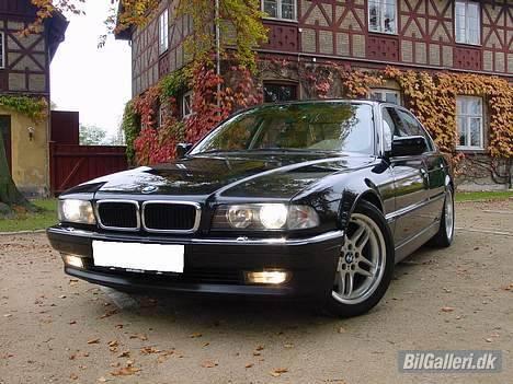BMW 740 - Sand Jensen - Står på nummerpladeholderen. billede 3