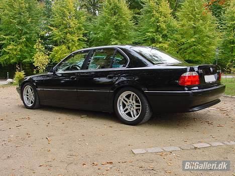 BMW 740 - Man kan nok se lidt af en dansk nummerplade. billede 4