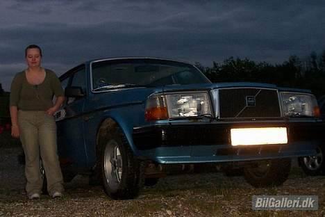 Volvo 240GL *Solgt* - Fik lige lokket kæresten til og stå ved siden af vognen......*S* billede 9