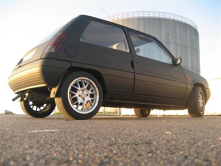 Renault 5 SOLGT - Så blev vognen mat sort .. Tavlelak ;) billede 15
