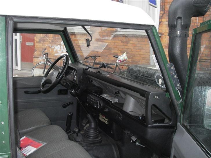 Land Rover Defender 90 (SOLGT) - Ja jeg ved det, kedeligt. Ps. der var ingen radio i som standard i 1997... billede 5